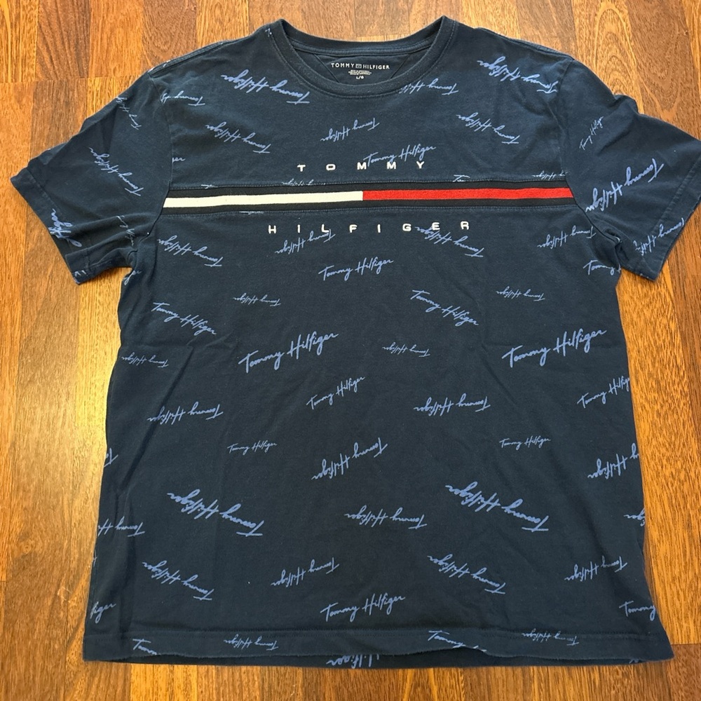 Retro Tommy Hilfiger Navy AOP Signature Embroidered Lettering Tshirt Size Large